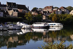 Dole, Doubs mit Booten und Kathedrale