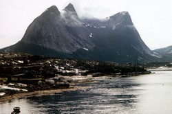 Felsen am Fjord nahe der Kjerringstraumen Brücke