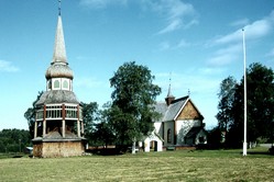 Kirche mit separatem Glockenturm bei Sveg