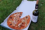 Abendessen am Camping Sous le Clochers, Pizza mit Rotwein