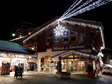 La Clusaz, Maison du Tourisme am Abend